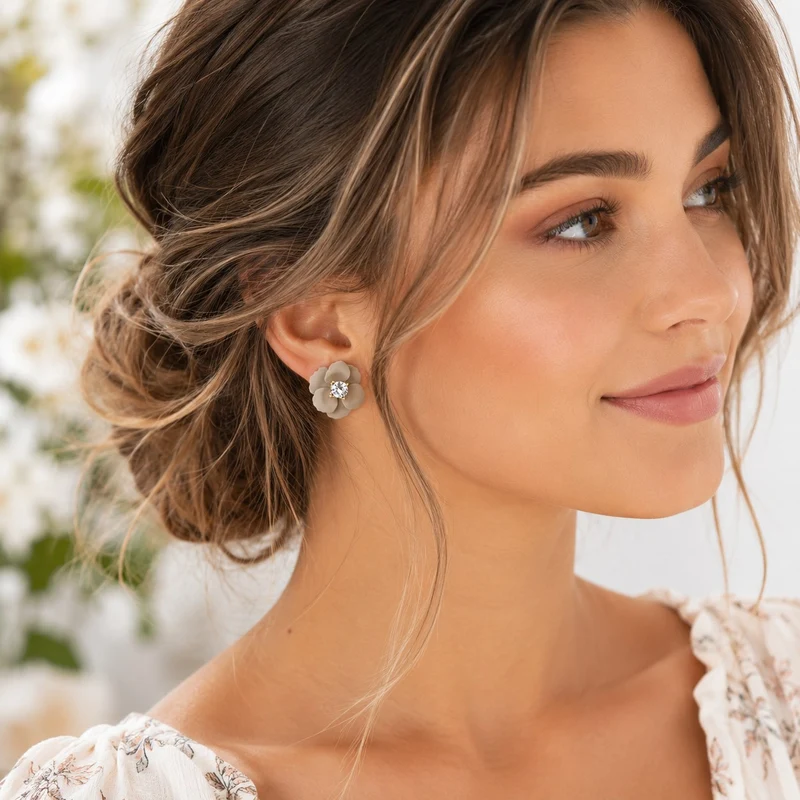 LUISIA® Ohrstecker "Nelia" mit Blumen - 16 Karat vergoldet | Sand