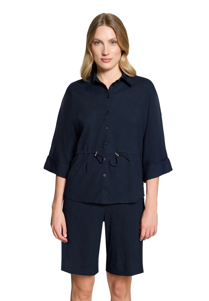 Hemdbluse mit Gürtel und Hemdkragen