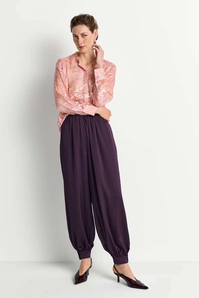 Bluse mit Burnout-Blütenmuster und verdeckter Knopfleiste