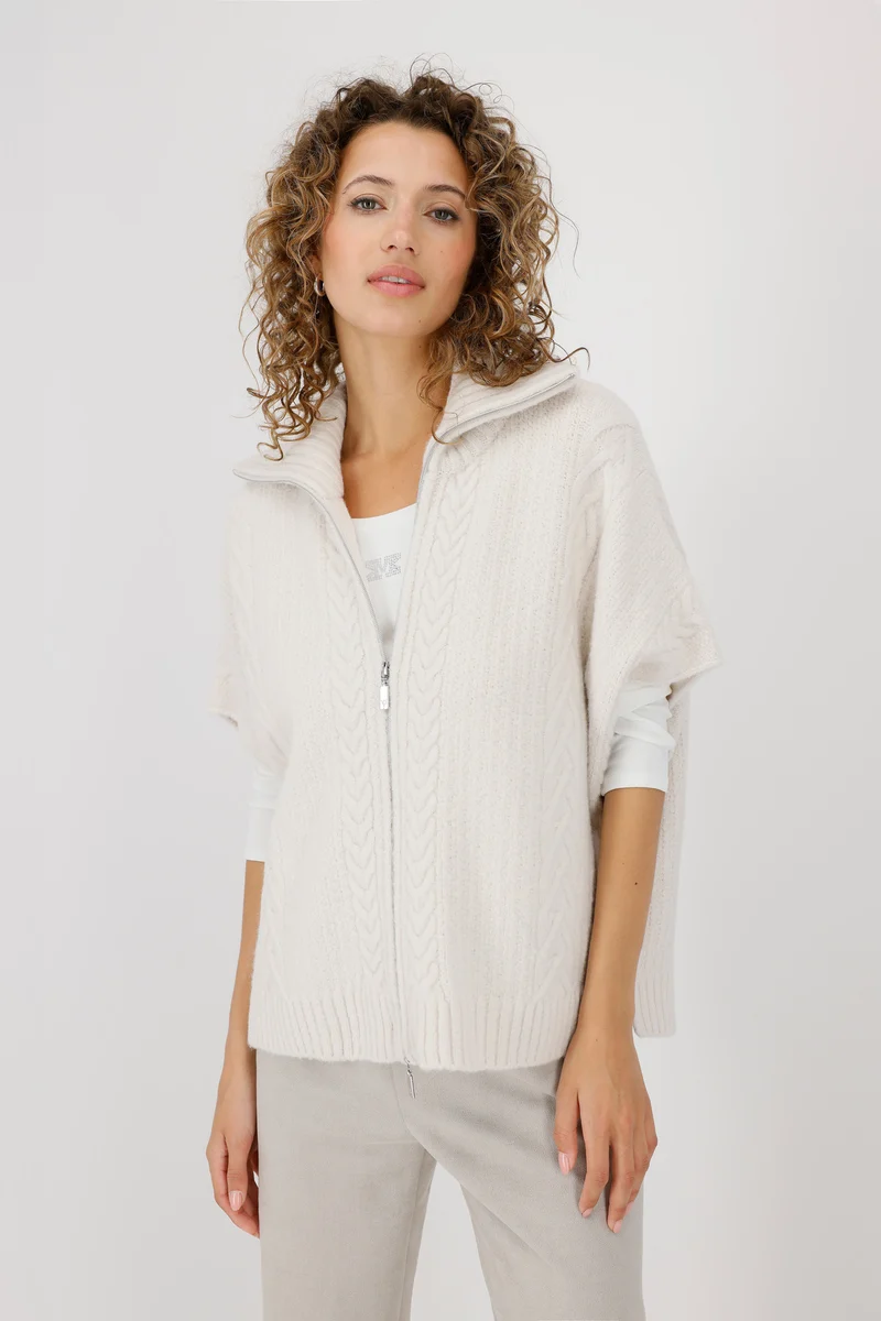 Strickcape mit Zopfmuster