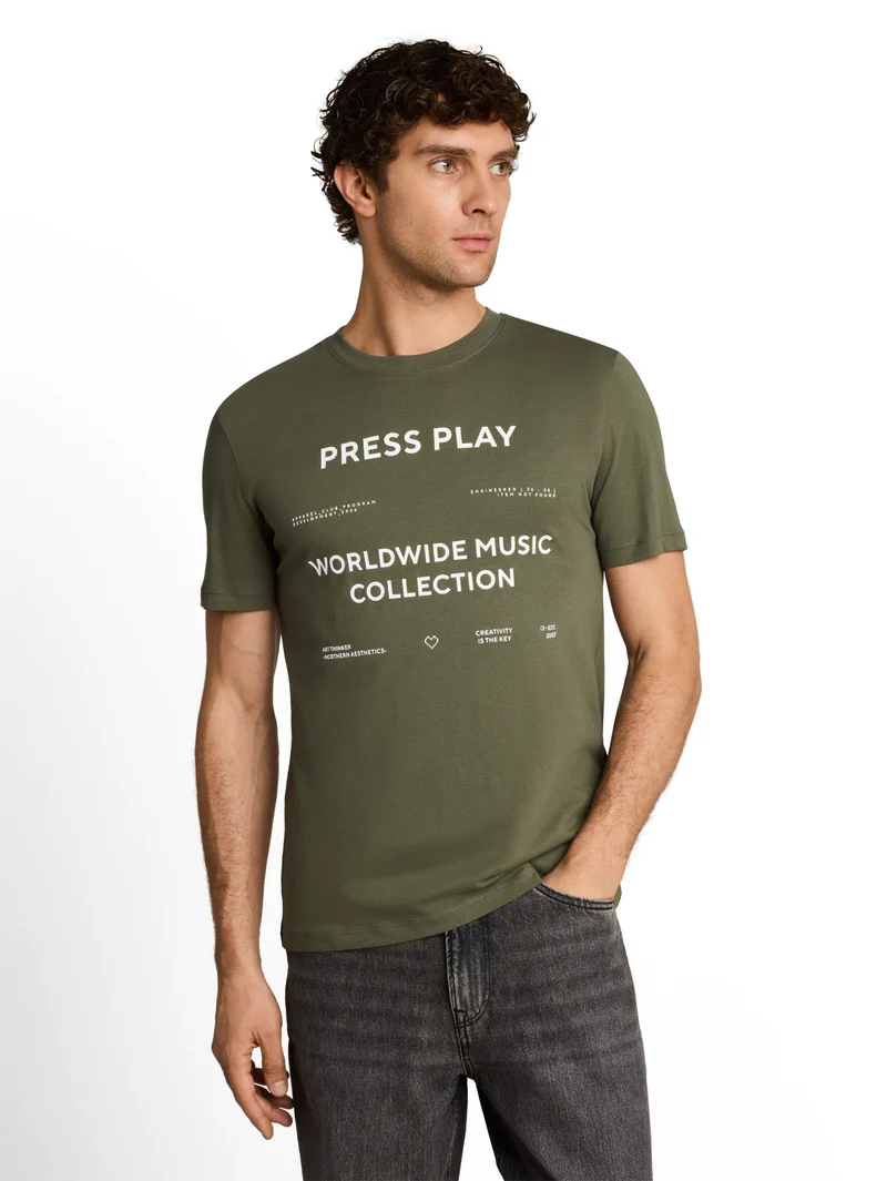 T-Shirt mit Brustprint in Basic Fit