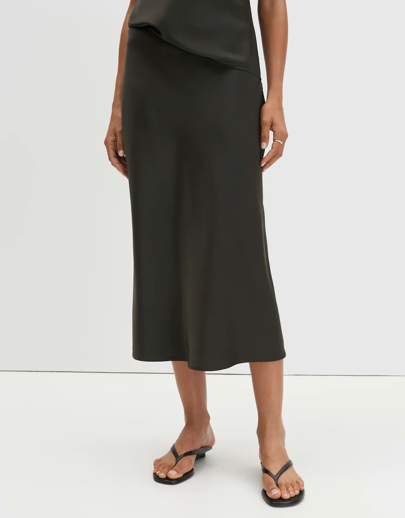 ODINI SLEEK Midirock aus fließendem Satin