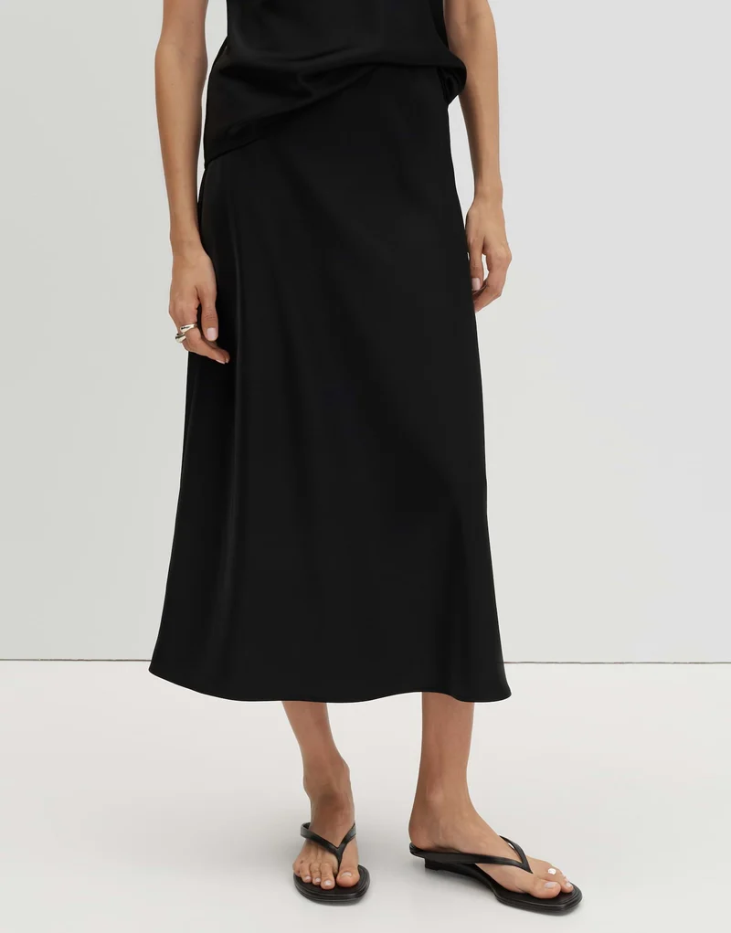 ODINI SLEEK Midirock aus fließendem Satin