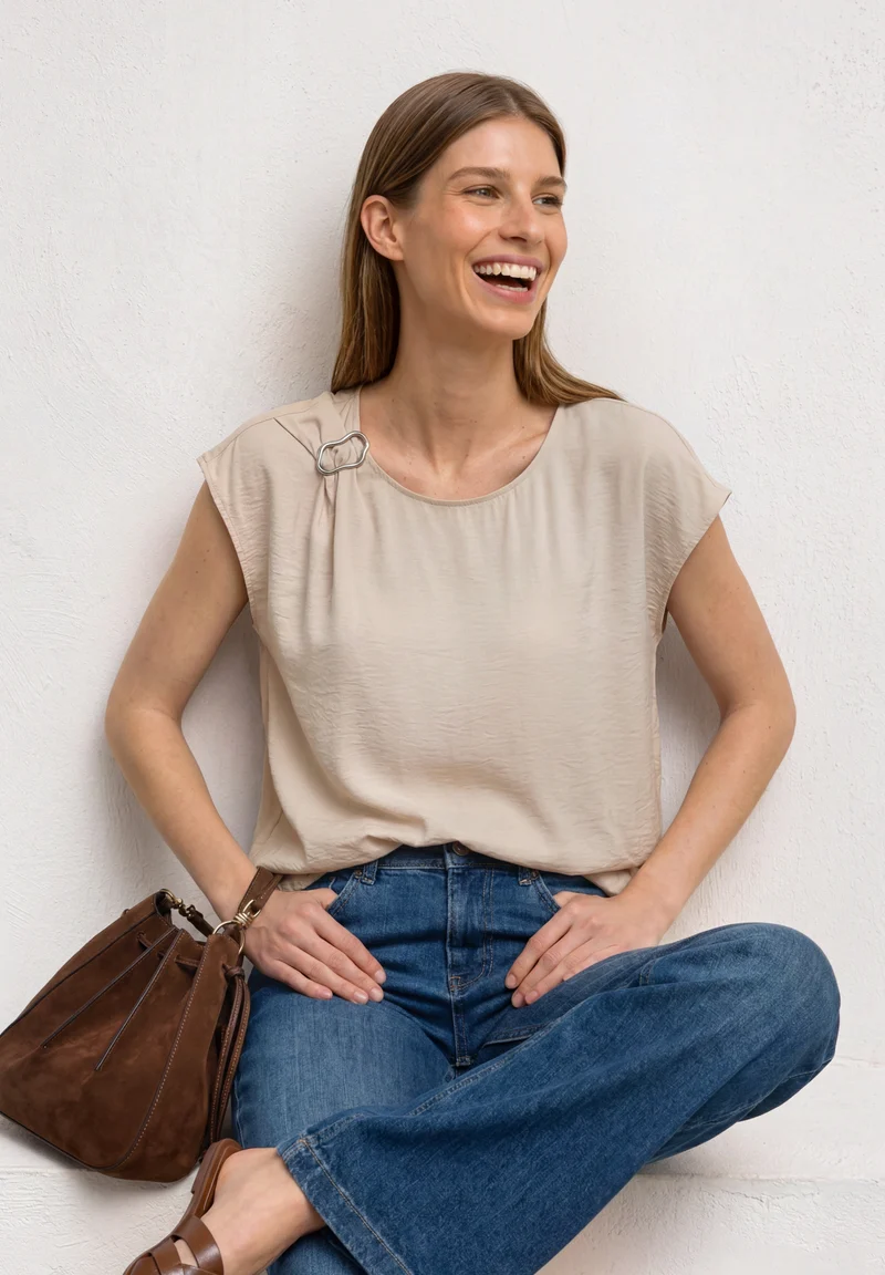 Blusenshirt mit Schnallendetail