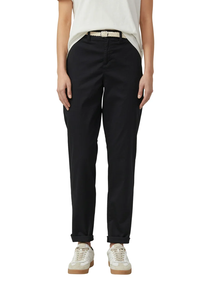 Gewaschene Chino mit Gürtel