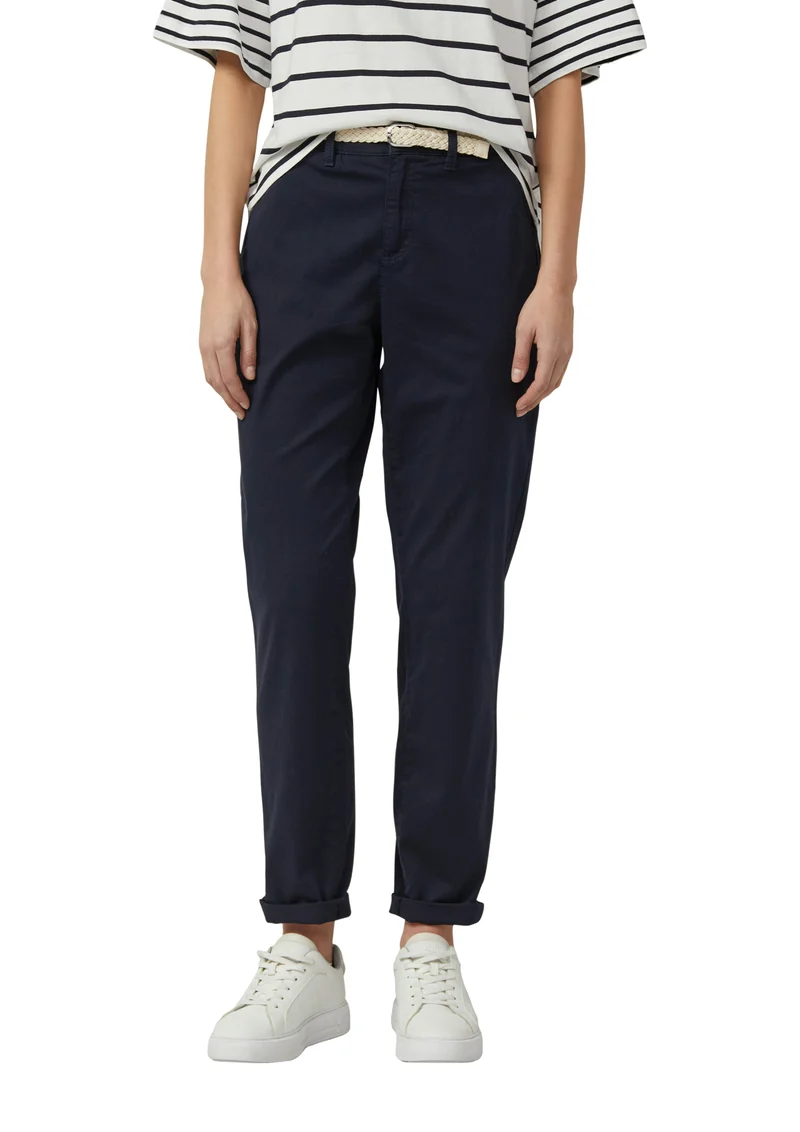 Gewaschene Chino mit Gürtel