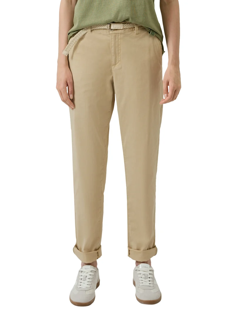 Gewaschene Chino mit Gürtel