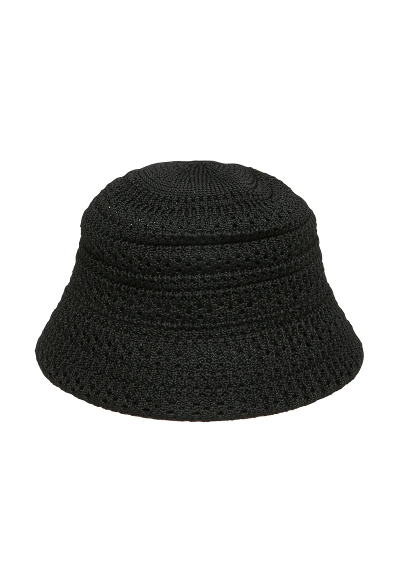 Luftiger Strickhut im Boho-Stil