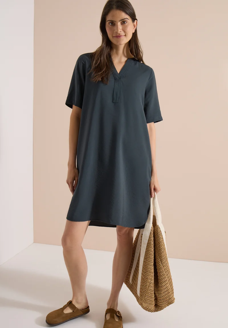 Knielanges Kleid mit Split Neck