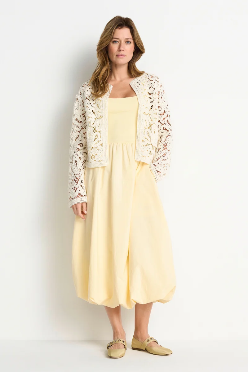 Häkelcardigan mit floraler Häkelstruktur