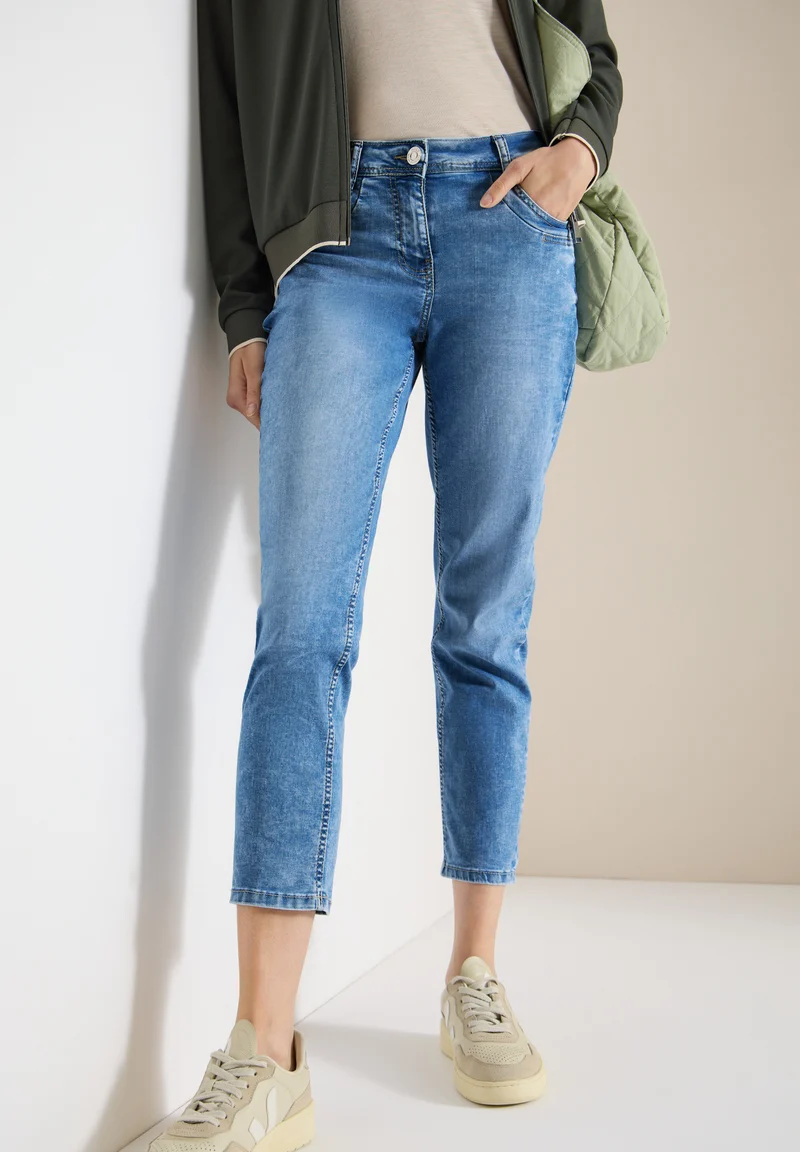 SCARLETT Slim Leg Jeans