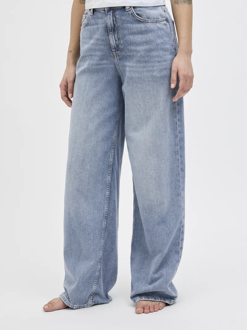 Wide-Leg Jeans