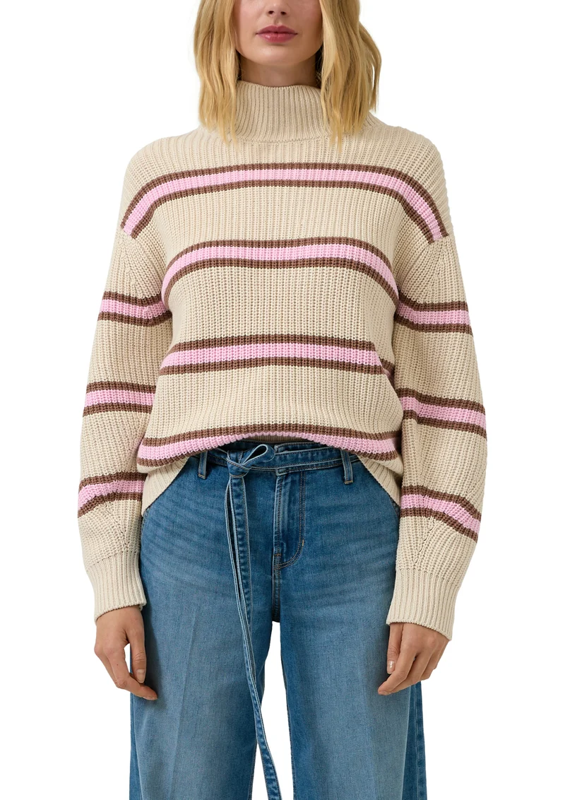 Gestreifter Grobstrickpullover