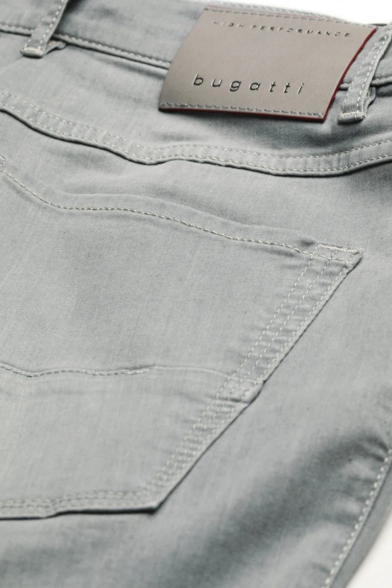 Straight-Fit Jeans