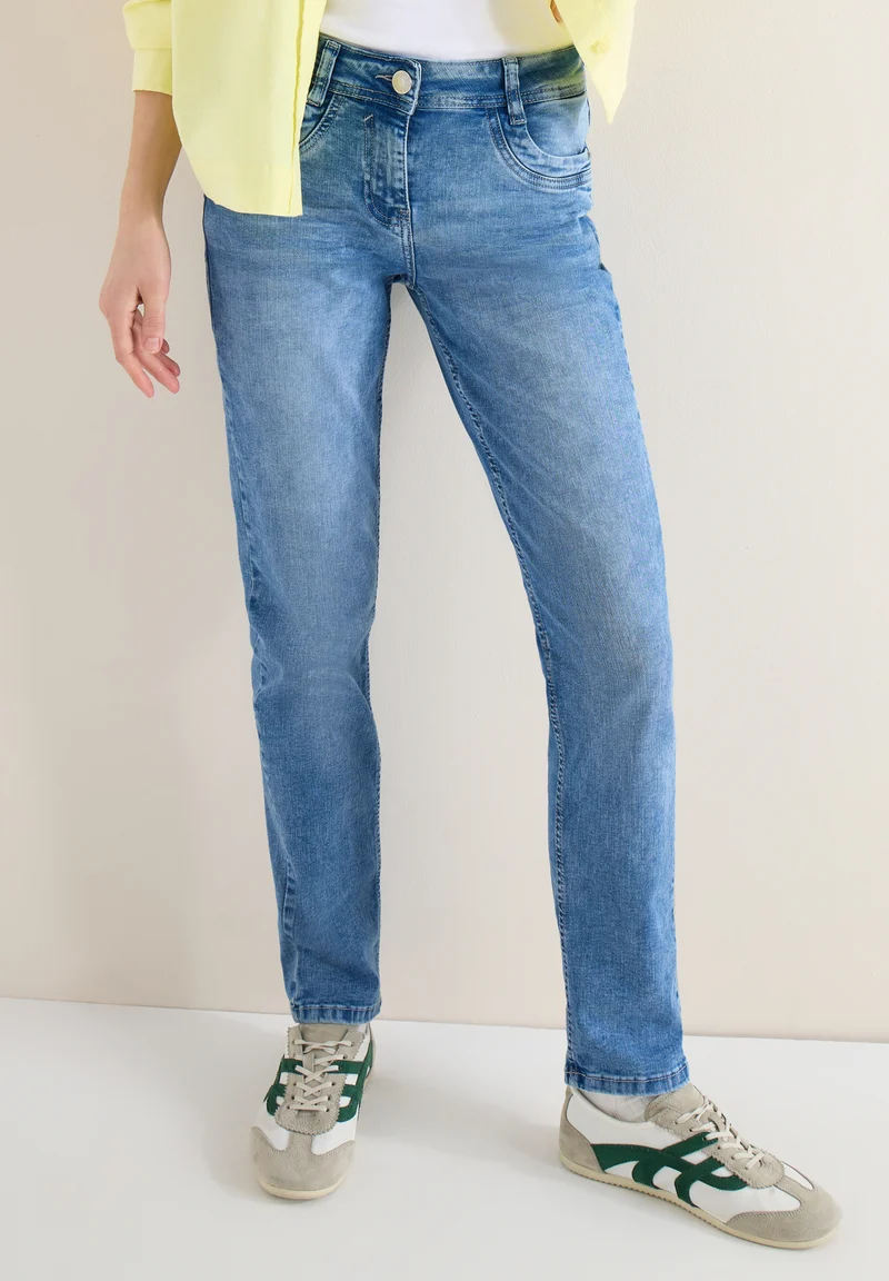 SCARLETT Slim Leg Jeans
